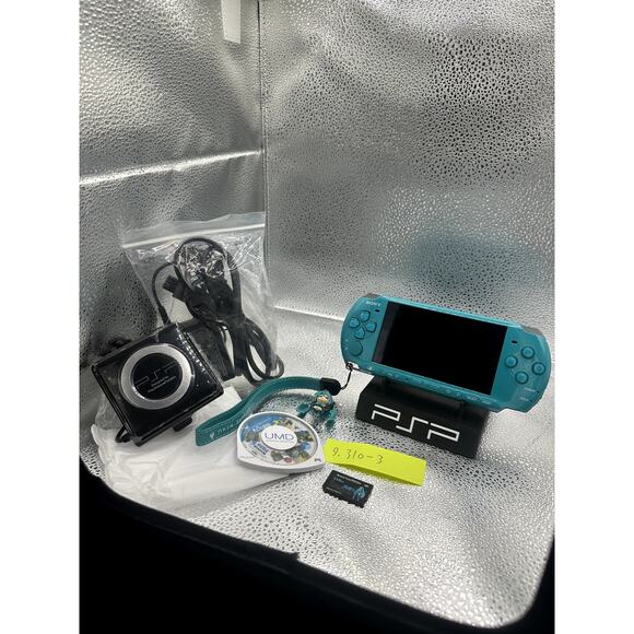 Psp 3000 project diva 2nd w/accessories & new battery pack - Picture 1 of 9